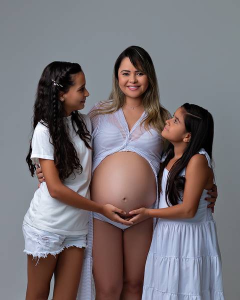 Ensaio de gestante com família em estúdio'