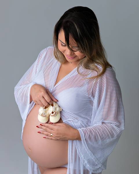 Ensaio de gestante com família em estúdio'