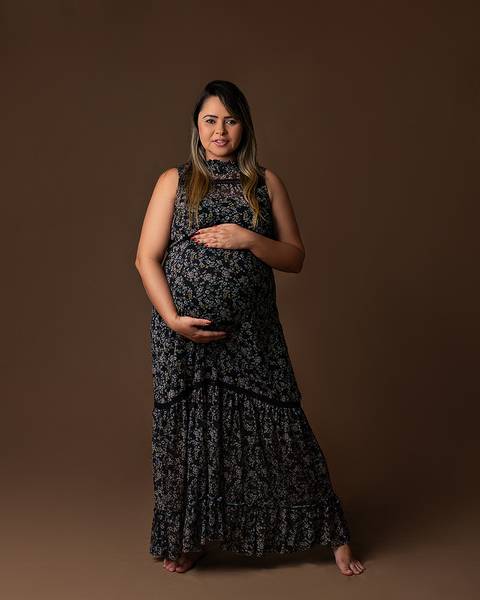 Ensaio de gestante com família em estúdio'