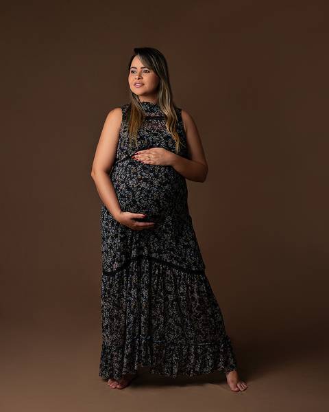 Ensaio de gestante com família em estúdio'