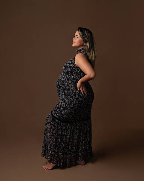 Ensaio de gestante com família em estúdio'