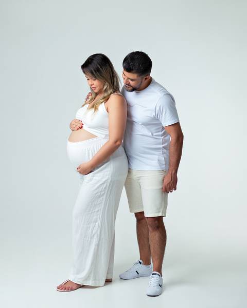 Ensaio de gestante com família em estúdio'