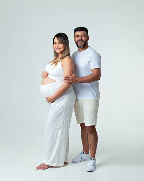 Ensaio de gestante com família em estúdio'