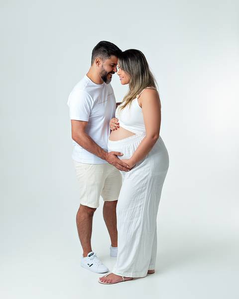 Ensaio de gestante com família em estúdio'