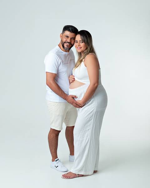 Ensaio de gestante com família em estúdio'