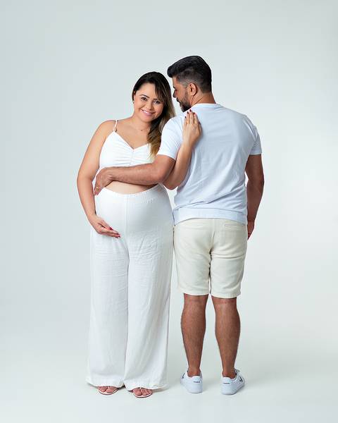 Ensaio de gestante com família em estúdio'