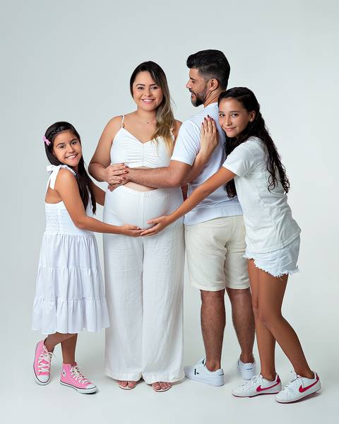 Ensaio de gestante com família em estúdio'
