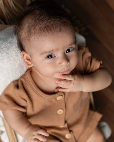 Ensaio de bebê em estúdio. Acompanhamento de 3 meses'