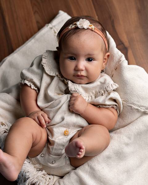 Ensaio de acompanhamento de bebê com 4 meses em estúdio'