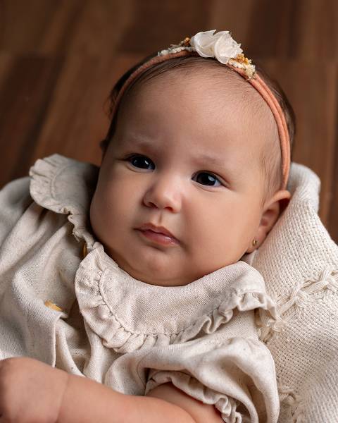 Ensaio de acompanhamento de bebê com 4 meses em estúdio'