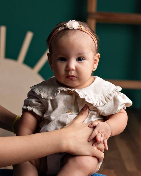 Ensaio de acompanhamento de bebê com 4 meses em estúdio'