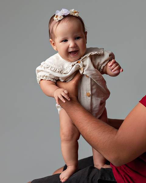 Ensaio de acompanhamento de bebê com 4 meses em estúdio'