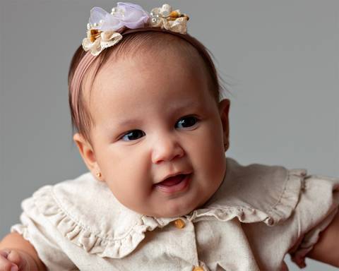 Ensaio de acompanhamento de bebê com 4 meses em estúdio'