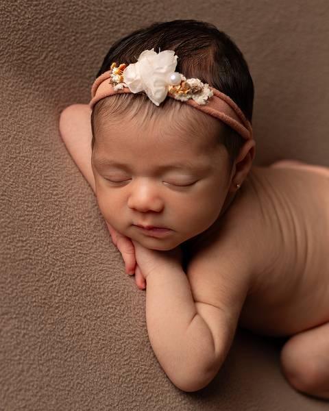 Ensaio Newborn em estúdio. Fotos de primeiros dias do bebê'