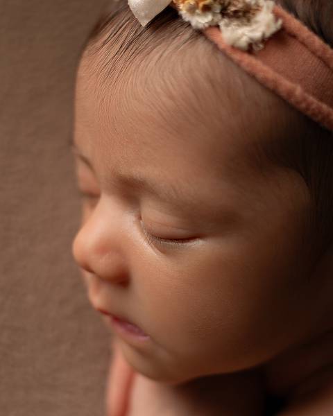 Ensaio Newborn em estúdio. Fotos de primeiros dias do bebê'