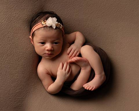 Ensaio Newborn em estúdio. Fotos de primeiros dias do bebê'