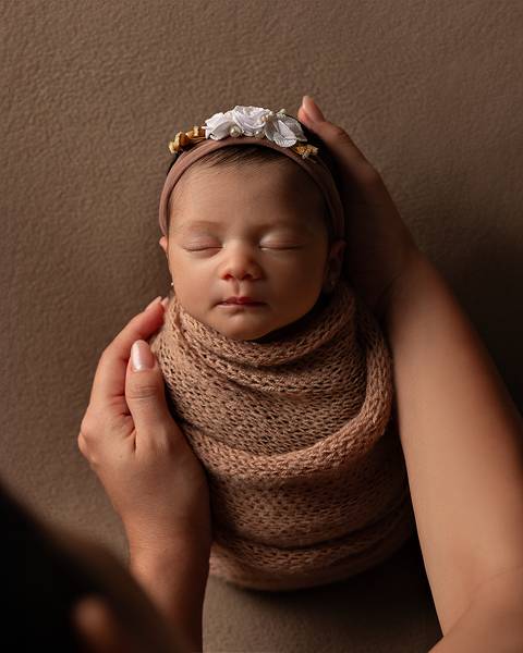 Ensaio Newborn em estúdio. Fotos de primeiros dias do bebê'