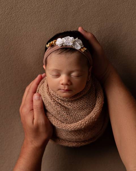 Ensaio Newborn em estúdio. Fotos de primeiros dias do bebê'