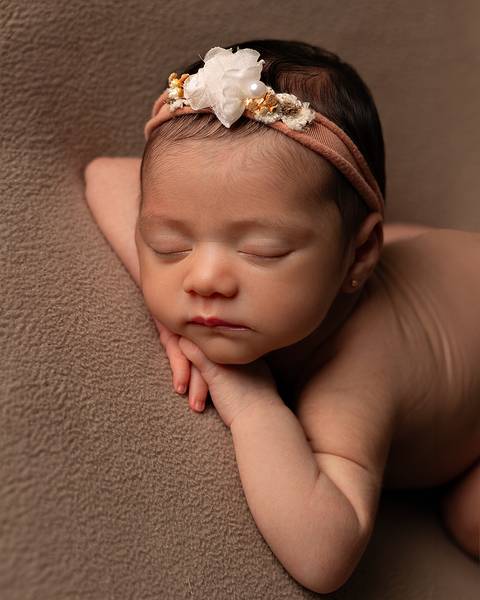 Ensaio Newborn em estúdio. Fotos de primeiros dias do bebê'