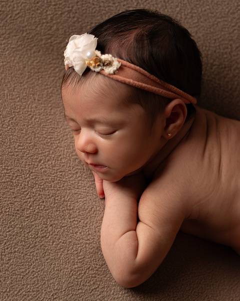 Ensaio Newborn em estúdio. Fotos de primeiros dias do bebê'