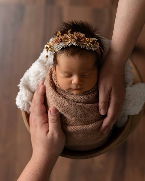 Ensaio Newborn em estúdio. Fotos de primeiros dias de bebê'