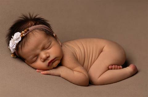 Ensaio Newborn em estúdio. Fotos de primeiros dias de bebê'