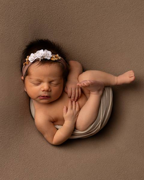 Ensaio Newborn em estúdio. Fotos de primeiros dias de bebê'