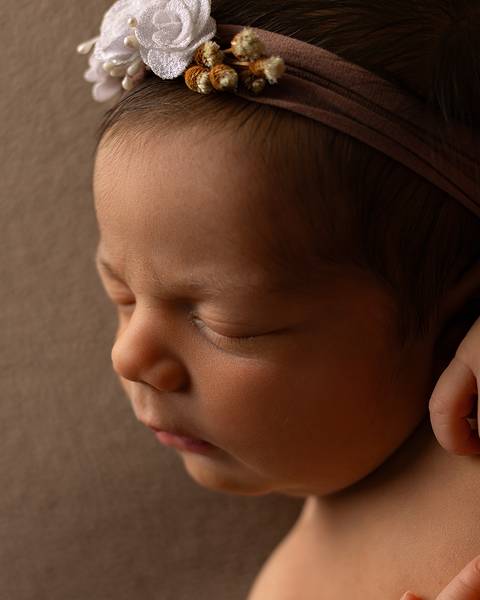 Ensaio Newborn em estúdio. Fotos de primeiros dias de bebê'