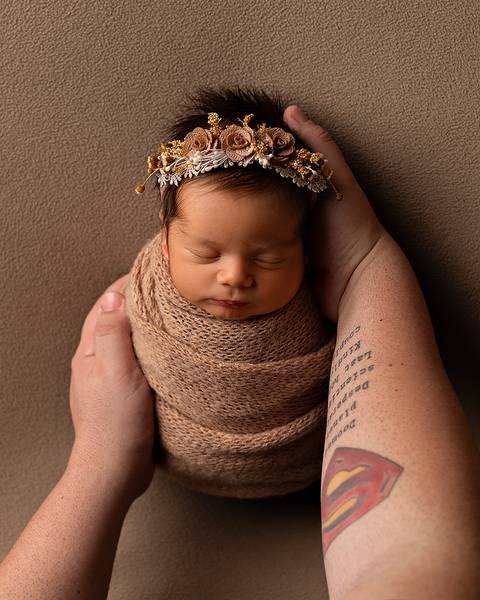 Ensaio Newborn em estúdio. Fotos de primeiros dias de bebê'