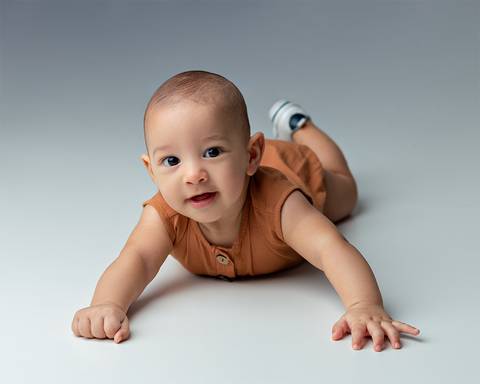 Ensaio de acompanhamento do bebê em estúdio'