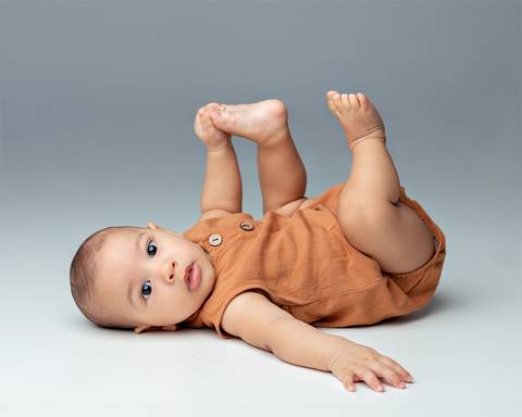 Ensaio de acompanhamento do bebê em estúdio'