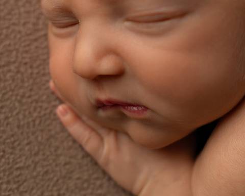 Ensaio Newborn em Estúdio. Minimalista e atemporal'