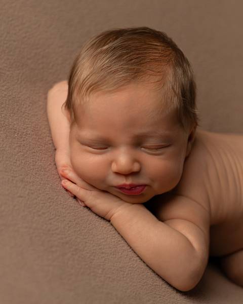 Ensaio Newborn em Estúdio. Minimalista e atemporal'