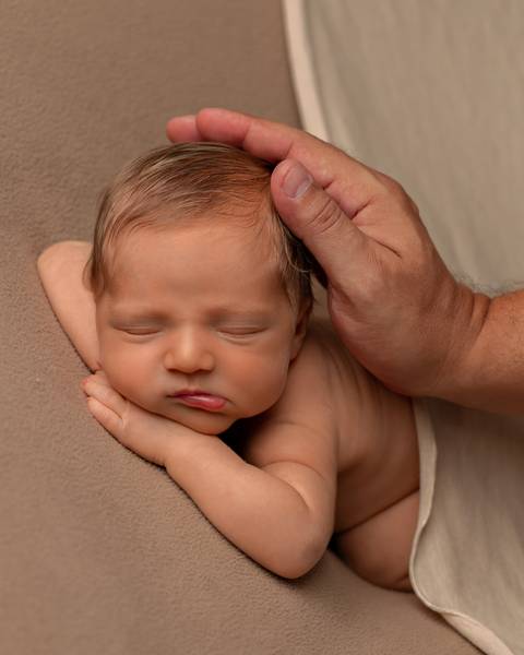 Ensaio Newborn em Estúdio. Minimalista e atemporal'