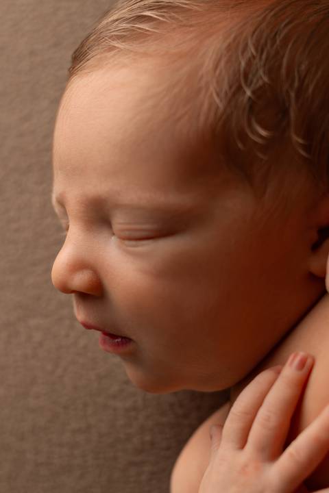 Ensaio Newborn em Estúdio. Minimalista e atemporal'