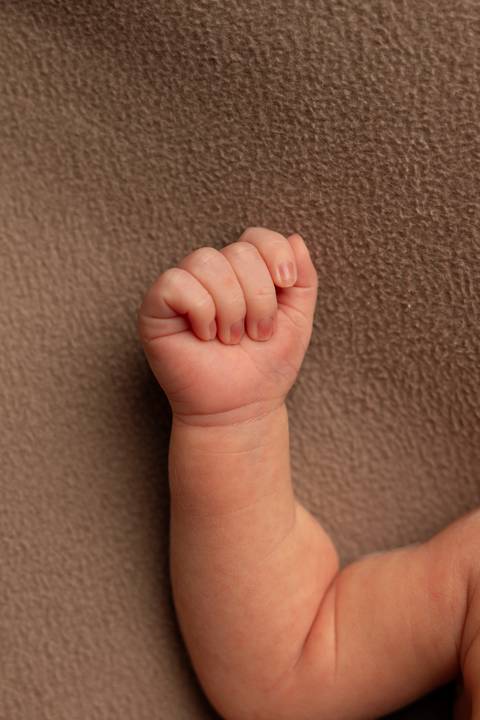 Ensaio Newborn em Estúdio. Minimalista e atemporal'
