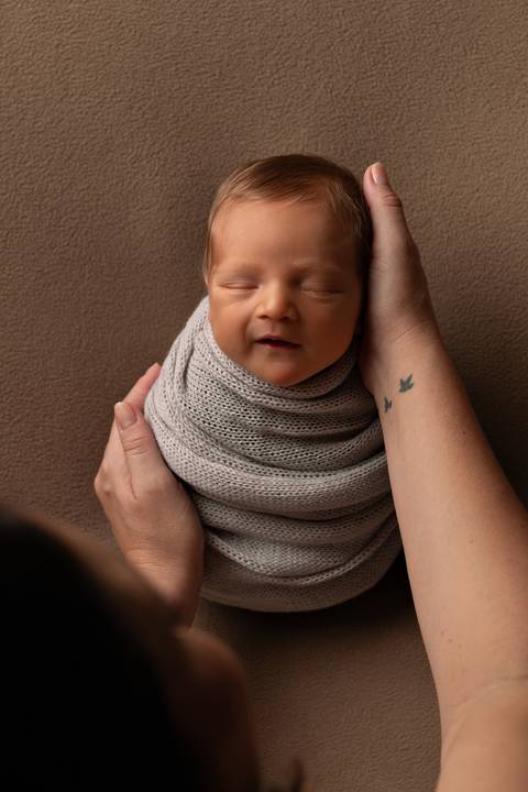 Ensaio Newborn em Estúdio. Minimalista e atemporal'