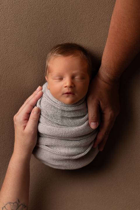 Ensaio Newborn em Estúdio. Minimalista e atemporal'