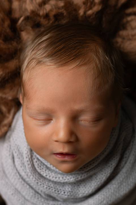 Ensaio Newborn em Estúdio. Minimalista e atemporal'