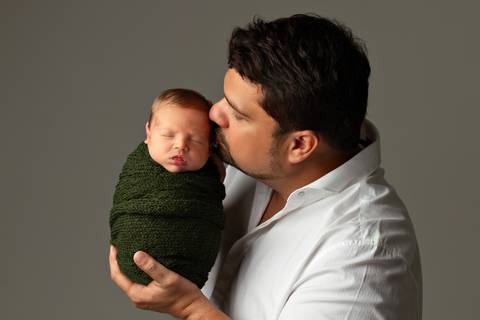 Ensaio Newborn em Estúdio. Minimalista e atemporal'