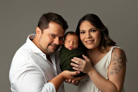 Ensaio Newborn em Estúdio. Minimalista e atemporal'