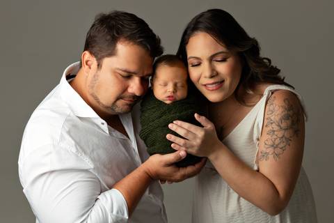 Ensaio Newborn em Estúdio. Minimalista e atemporal'