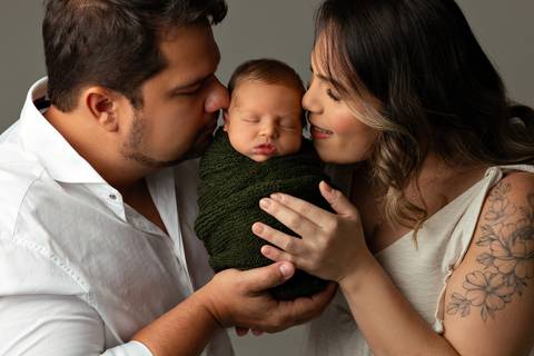 Ensaio Newborn em Estúdio. Minimalista e atemporal'