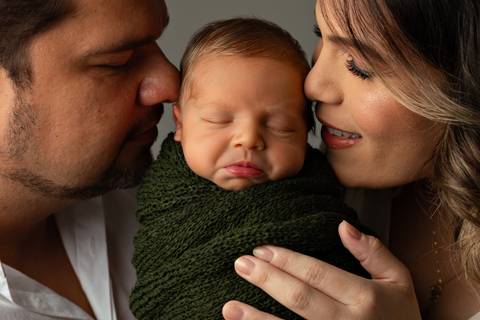 Ensaio Newborn em Estúdio. Minimalista e atemporal'