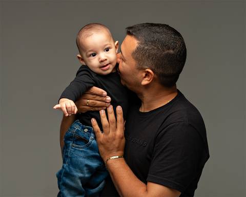 Sessão de Acompanhamento do bebê. Ensaio de Dia dos Pais com família e bebê'