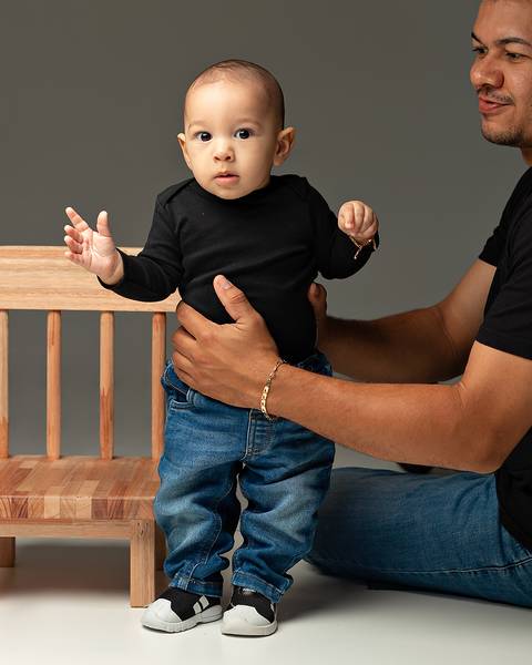 Sessão de Acompanhamento do bebê. Ensaio de Dia dos Pais com família e bebê'