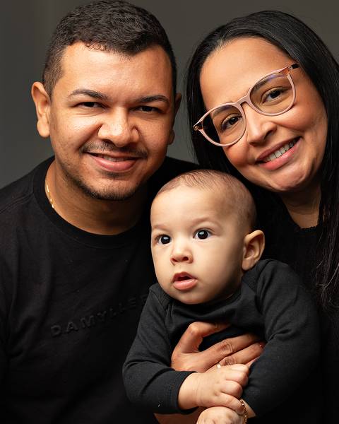 Sessão de Acompanhamento do bebê. Ensaio de Dia dos Pais com família e bebê'