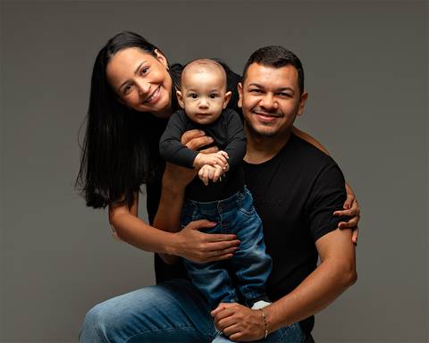 Sessão de Acompanhamento do bebê. Ensaio de Dia dos Pais com família e bebê'