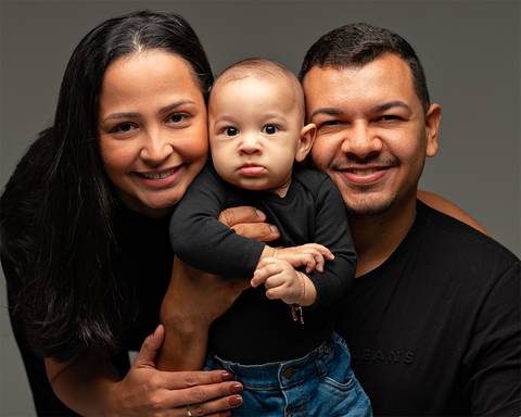 Sessão de Acompanhamento do bebê. Ensaio de Dia dos Pais com família e bebê'