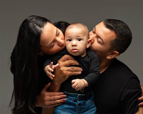 Sessão de Acompanhamento do bebê. Ensaio de Dia dos Pais com família e bebê'